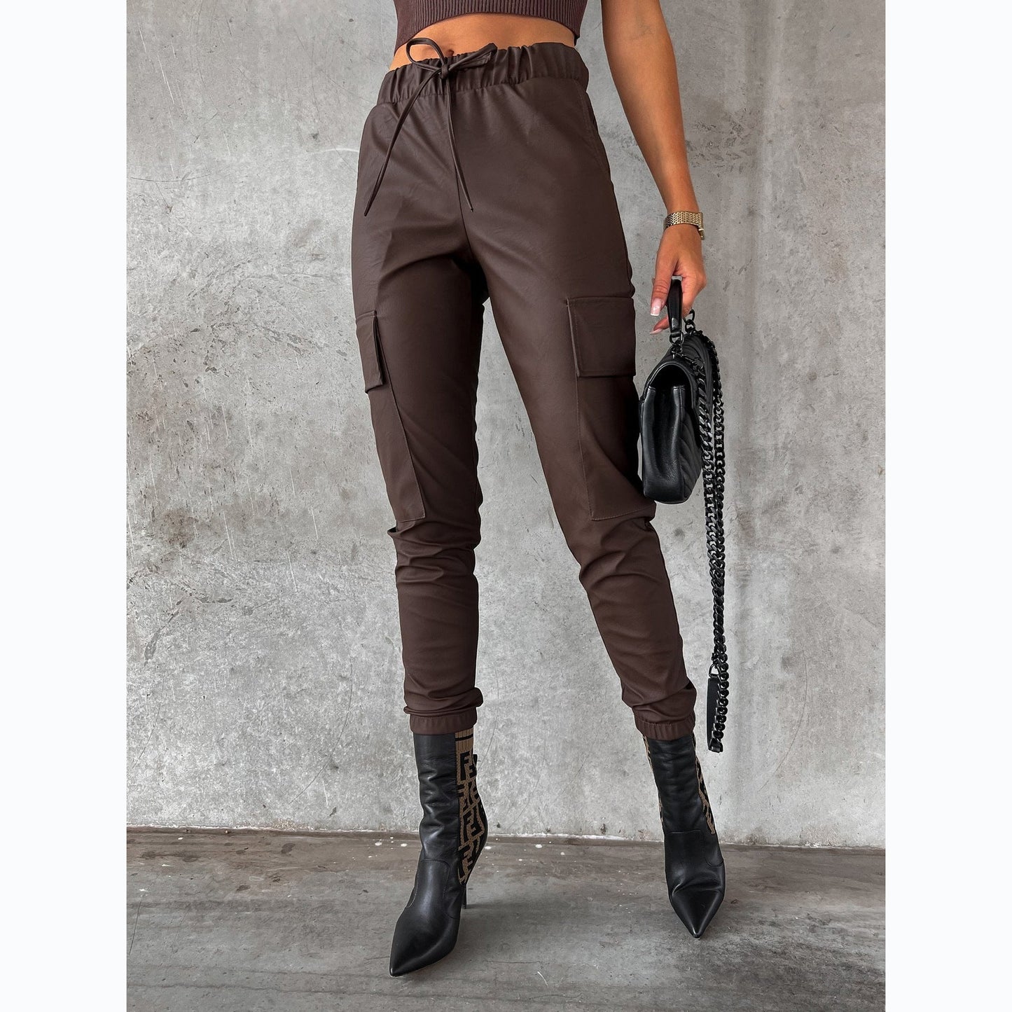 Megan – Pantalon en Vegan-Cuir Ajusté avec Lanières Urbaines