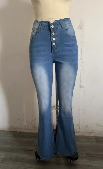 Julie – Jean évasé pour femme avec design à boutons multiples