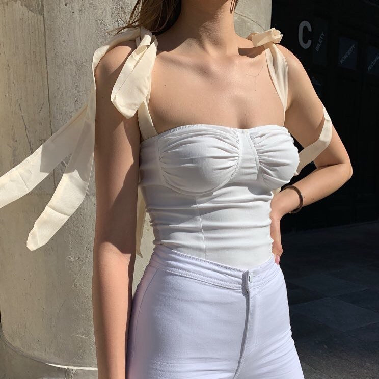 Amelia – T-shirt Femme Ajusté avec Design Bandage
