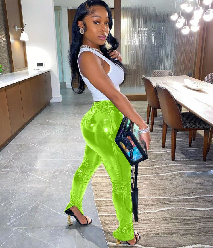 Natasha – Pantalon en cuir vegan brillant avec fermeture éclair et coupe ajustée