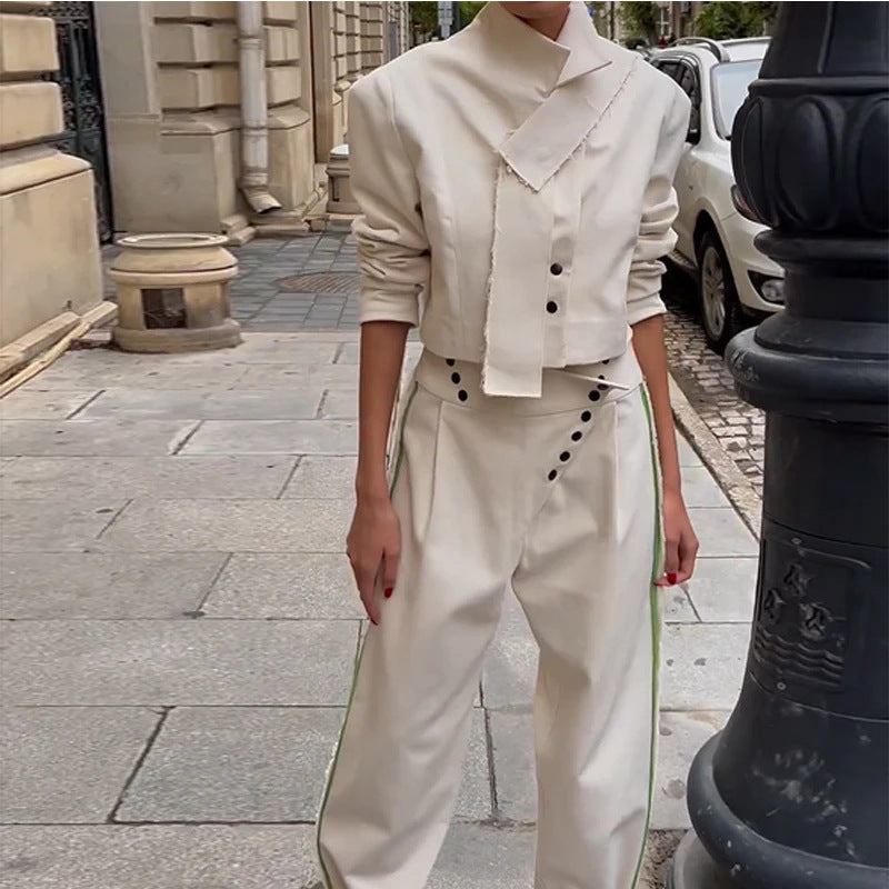 Gillian – Costume Élégant avec Revers