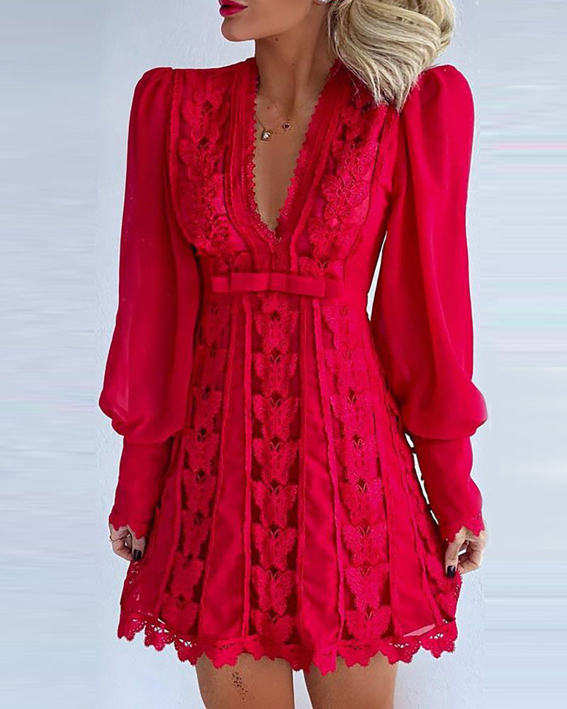 Katie – Élégante Robe en Dentelle avec Profond Décolleté en V et Manches Bouffantes Longues