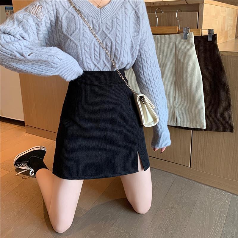 Clara – Mini-jupe trapèze rétro en velours côtelé avec taille haute