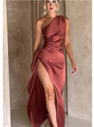 Kathleen – Robe Dos Nu Fendue Épaule Unique Satinée Élegante
