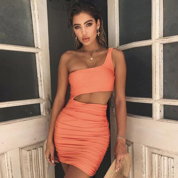 Joan – Robe Élégante à Une Épaule avec Découpe Séduisante