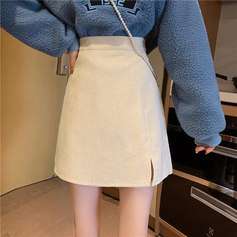 Clara – Mini-jupe trapèze rétro en velours côtelé avec taille haute