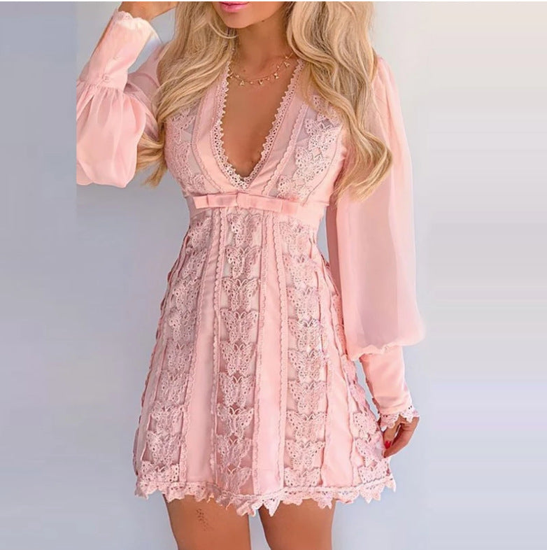 Katie – Élégante Robe en Dentelle avec Profond Décolleté en V et Manches Bouffantes Longues