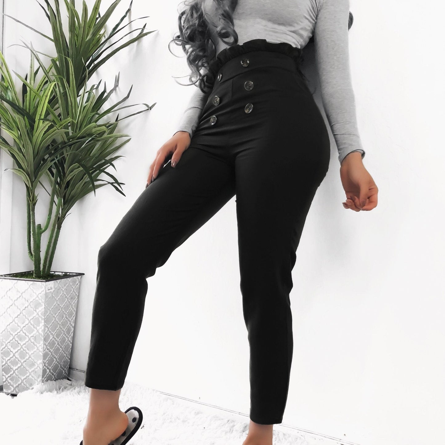 Tamara – Pantalon Slim Élégant avec Boutons en Dentelle