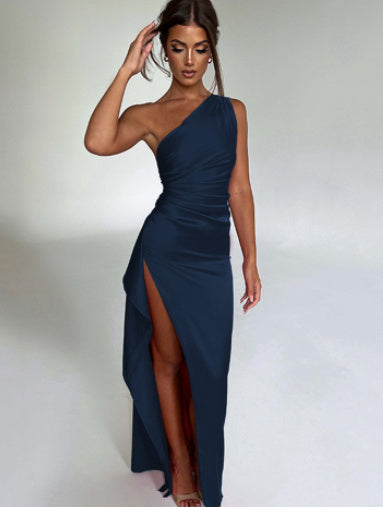 Kathleen – Robe Dos Nu Fendue Épaule Unique Satinée Élegante