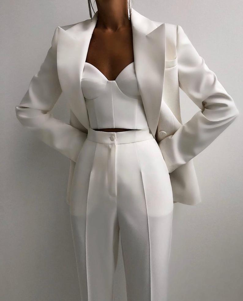 Tamara – Costume pour femmes avec col en pointe et double boutonnage