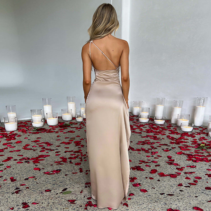 Kathleen – Robe Dos Nu Fendue Épaule Unique Satinée Élegante