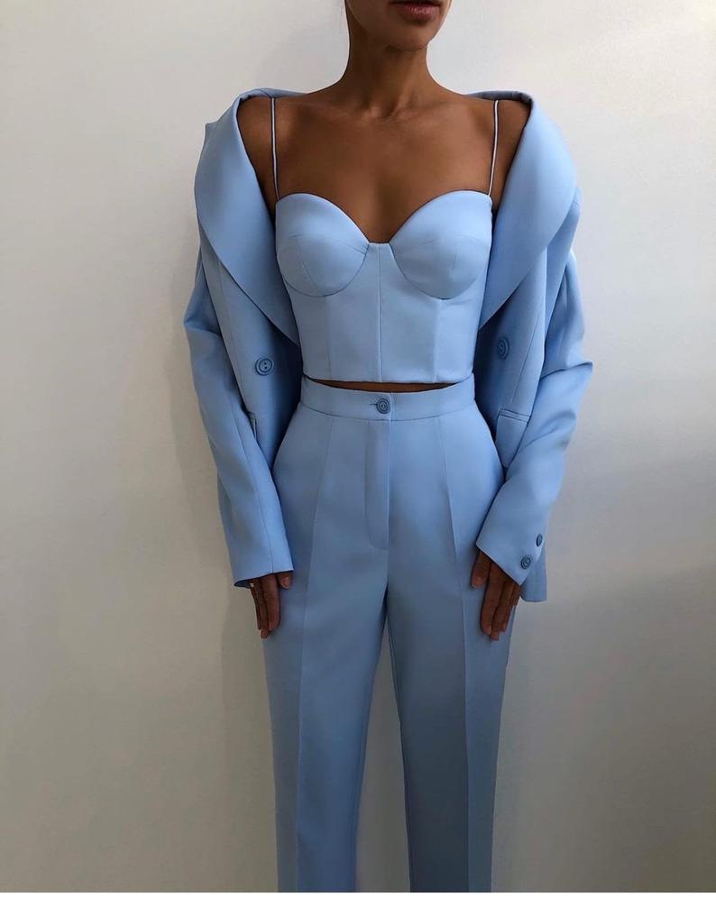Tamara – Costume pour femmes avec col en pointe et double boutonnage