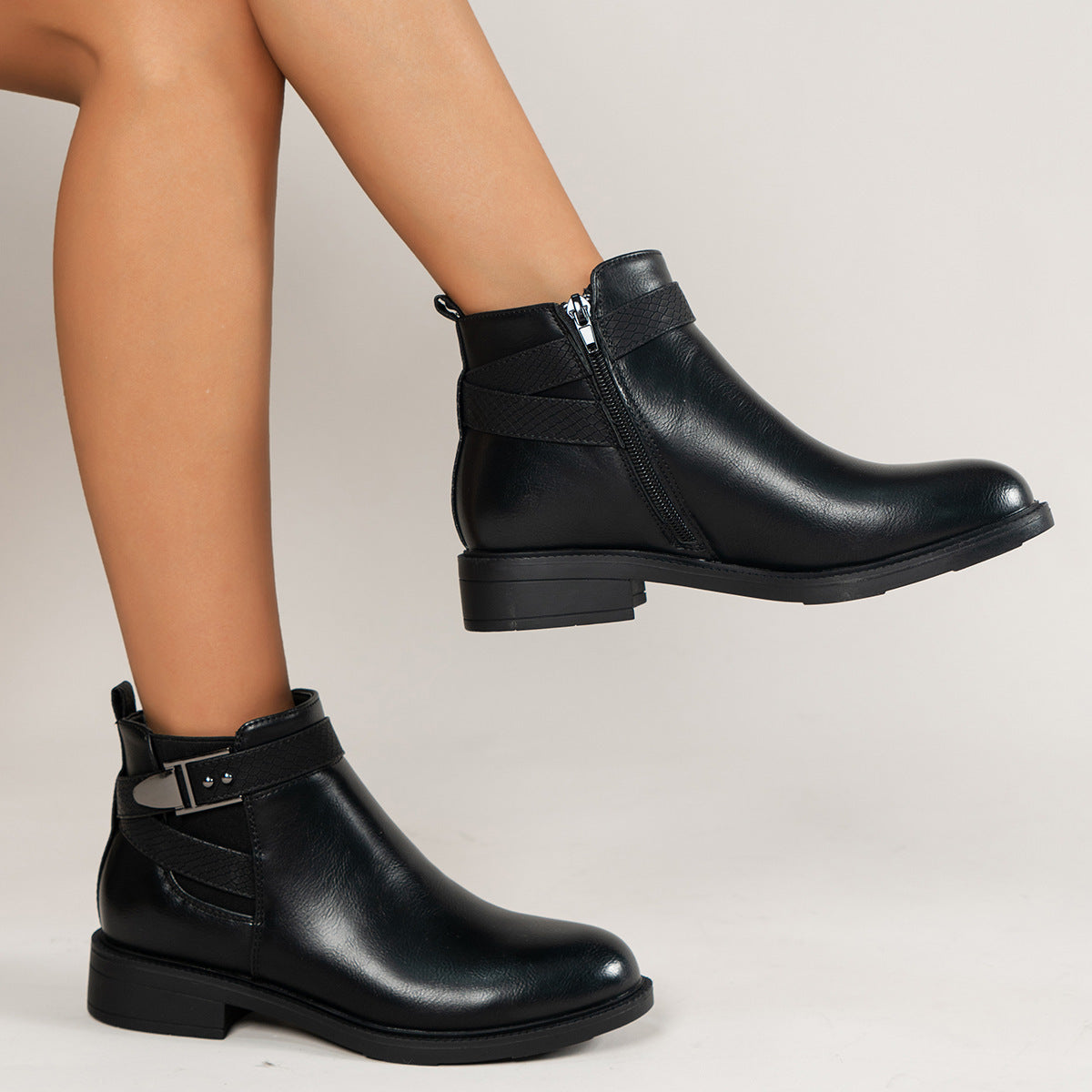 Denise – Bottines Chelsea noires avec fermeture éclair latérale et boucle