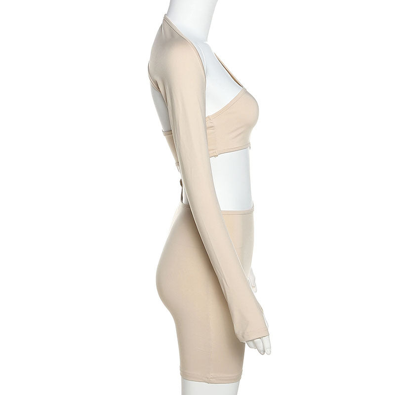 Carly – Ensemble de yoga fitness ajusté avec haut épaules dénudées et shorts