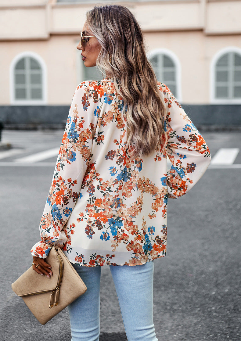 Adele – Blouse fleurie élégante avec col en V