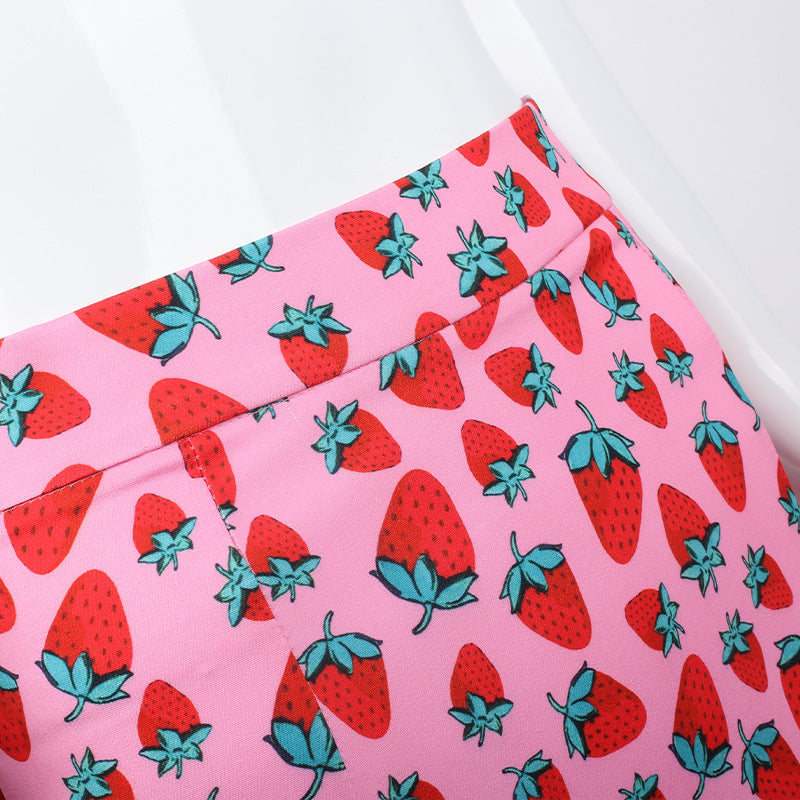 Harriet – Mini-jupe trapèze à imprimé cerise avec taille haute et fente