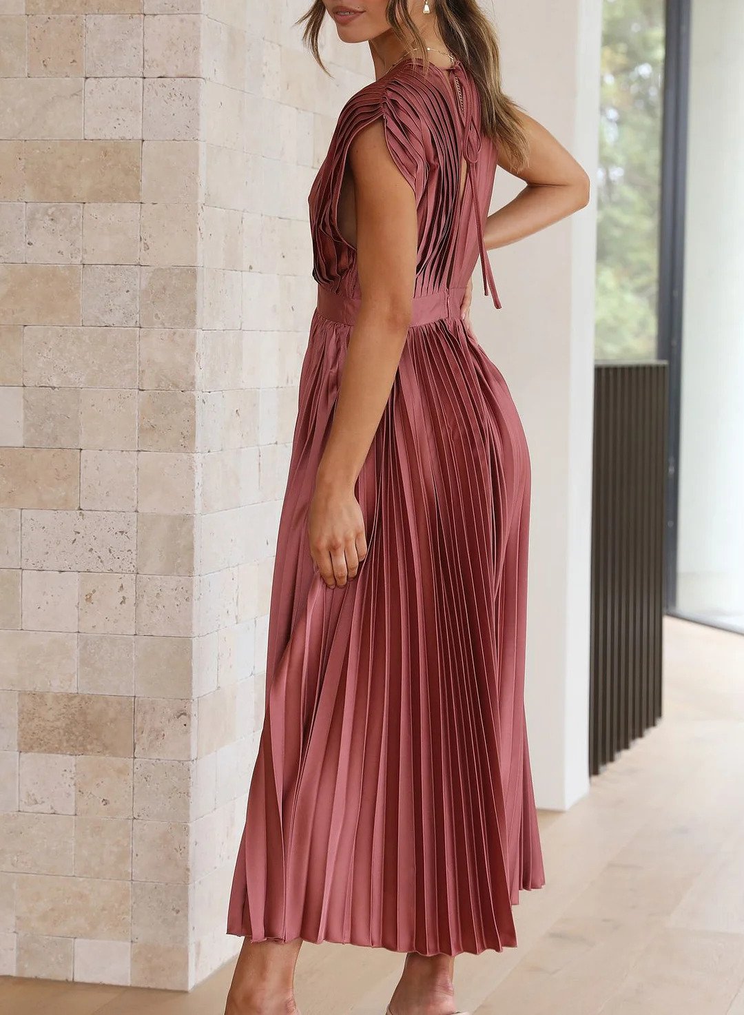 Anna – Robe Plissée avec Col en V
