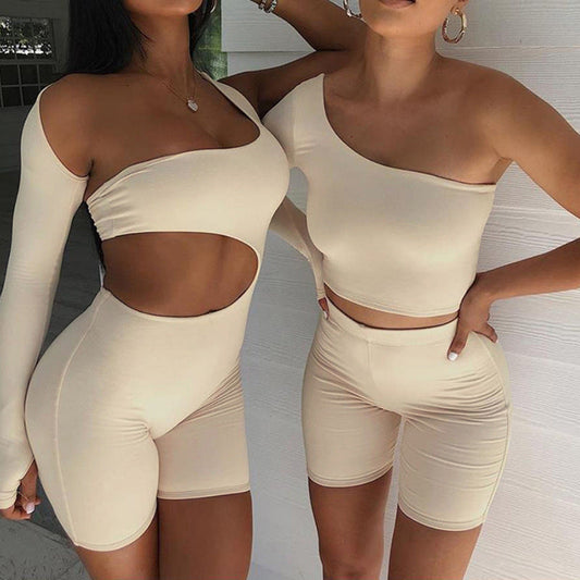 Carly – Ensemble de yoga fitness ajusté avec haut épaules dénudées et shorts