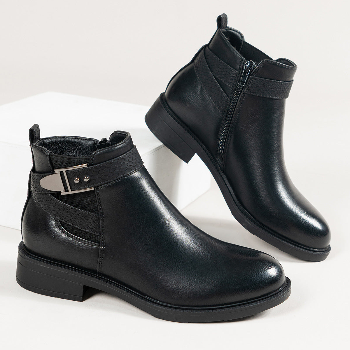 Denise – Bottines Chelsea noires avec fermeture éclair latérale et boucle