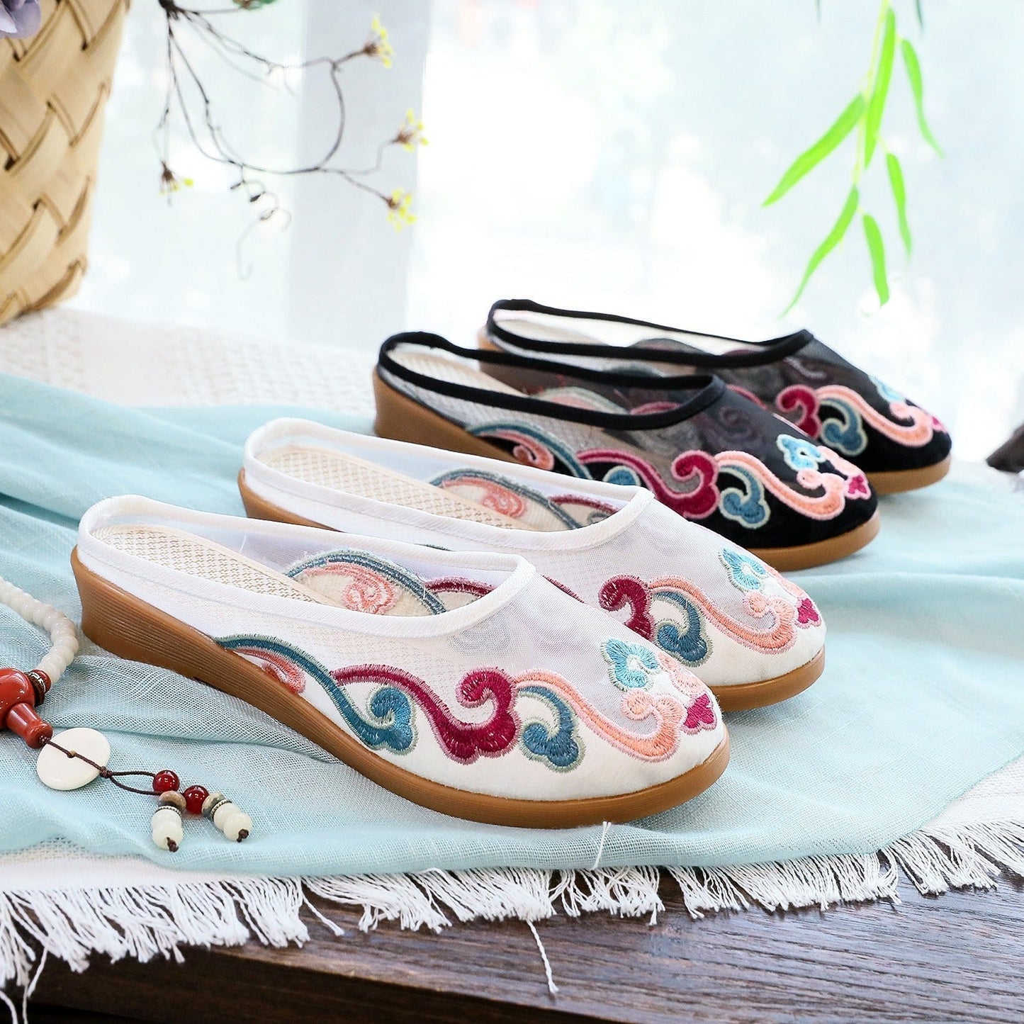 Rose – Mules en Coton Brodé Style Rétro