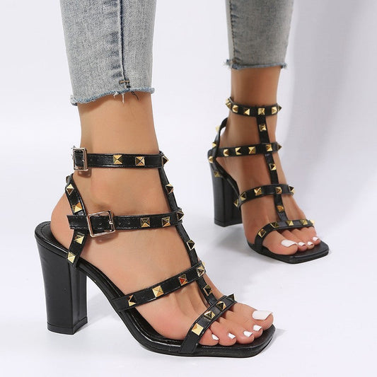 Lynda – Sandales avec Clous et Boucle, Orteils Carrés, Talons Hauts