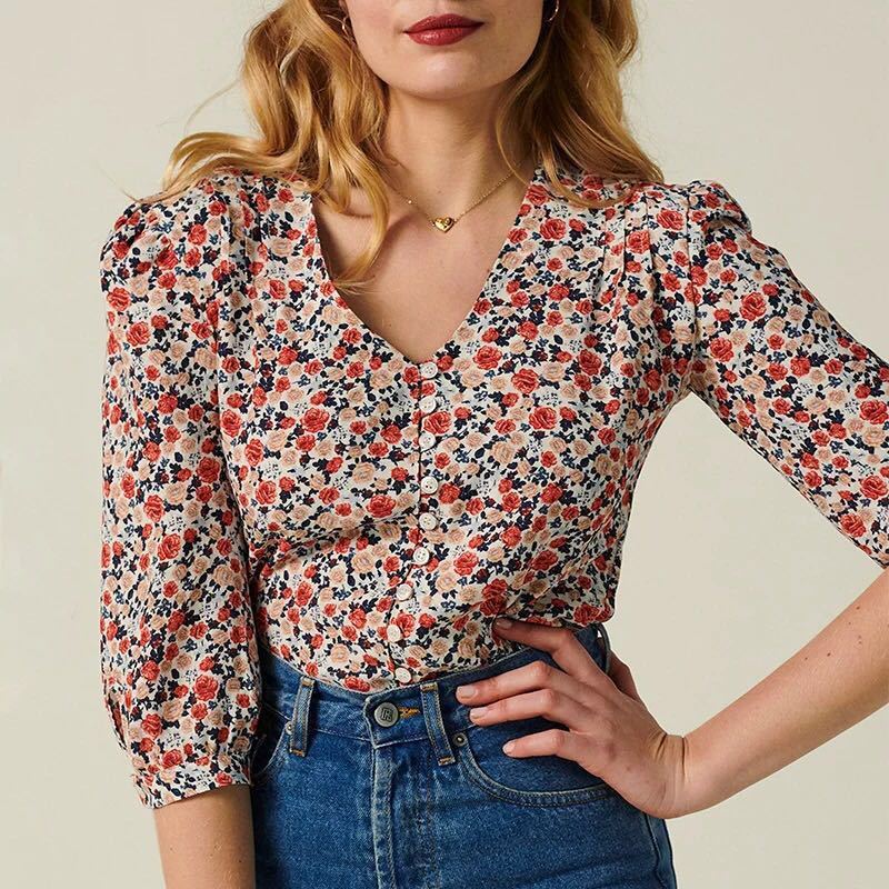 Natalie – Blouse à Manches Courtes avec Boutons et Motif Floral
