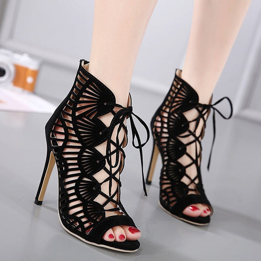 Heidi – Talons Hauts en Dentelle
