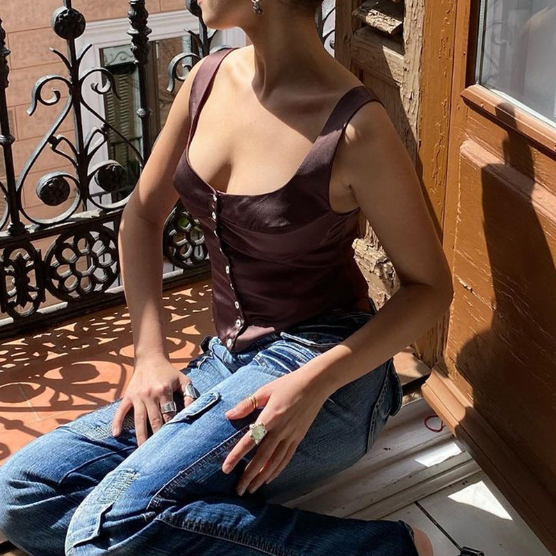 Georgina – Top ajusté avec encolure carrée et bouton au dos