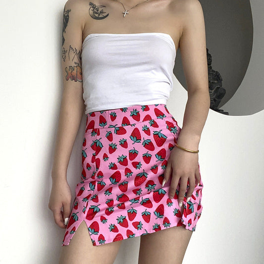 Harriet – Mini-jupe trapèze à imprimé cerise avec taille haute et fente