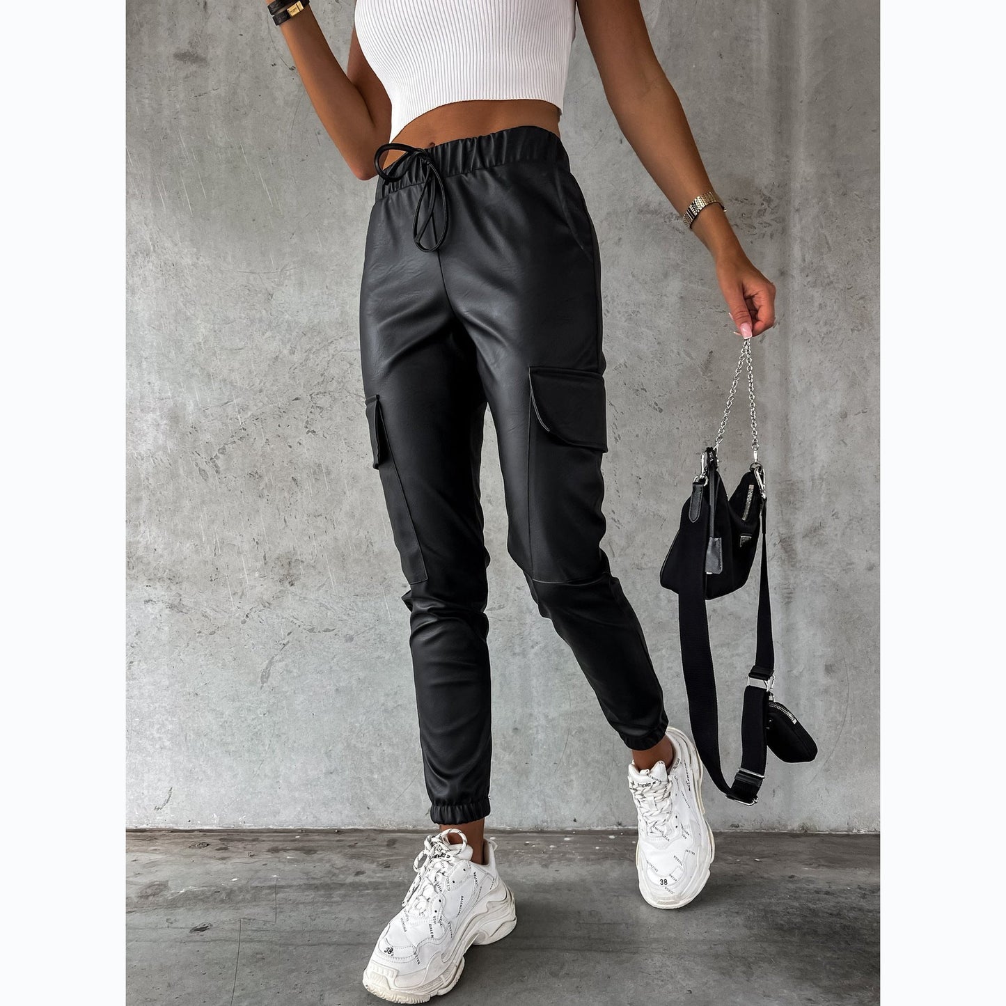 Megan – Pantalon en Vegan-Cuir Ajusté avec Lanières Urbaines