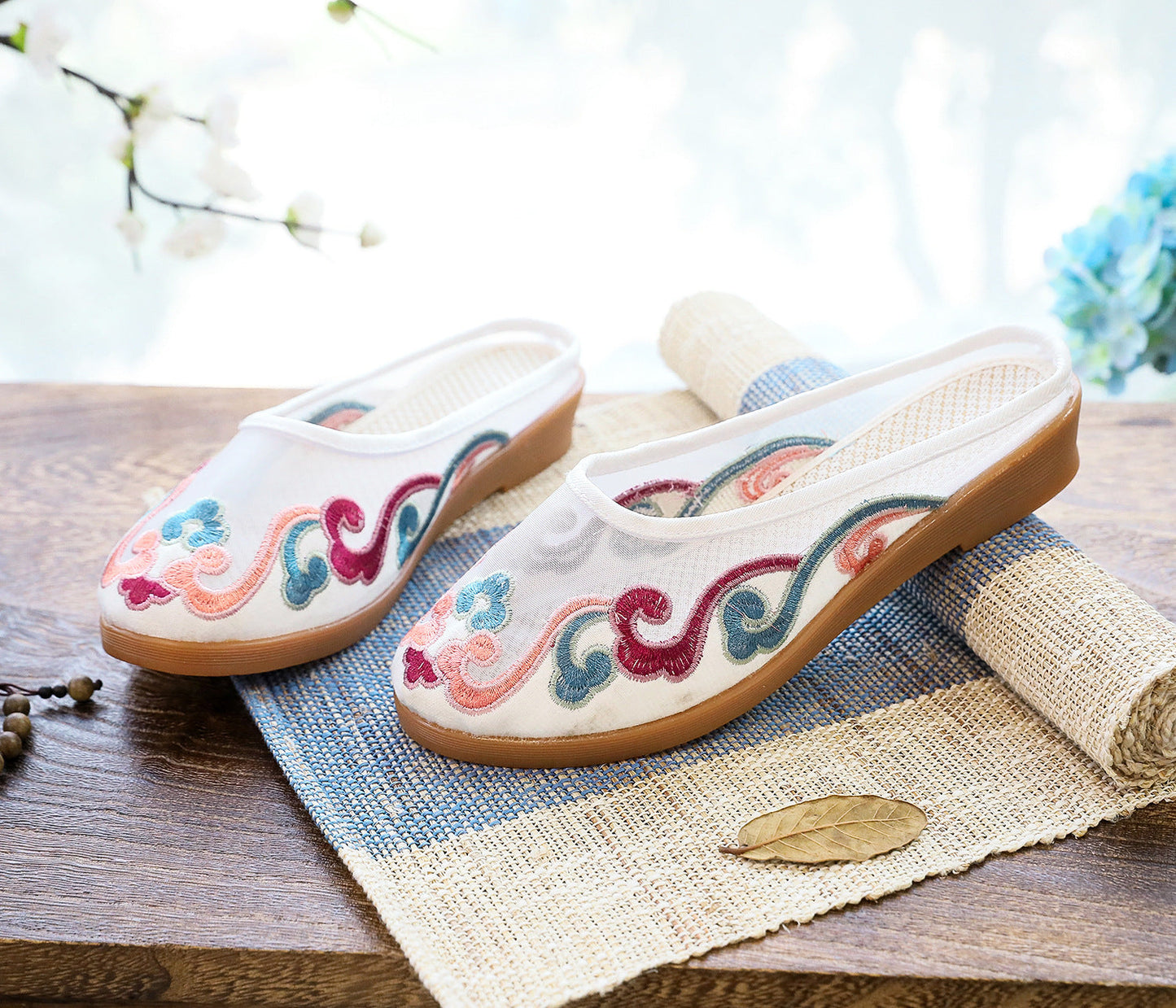 Rose – Mules en Coton Brodé Style Rétro
